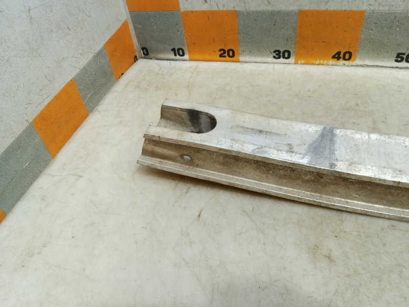 Усилитель переднего бампера