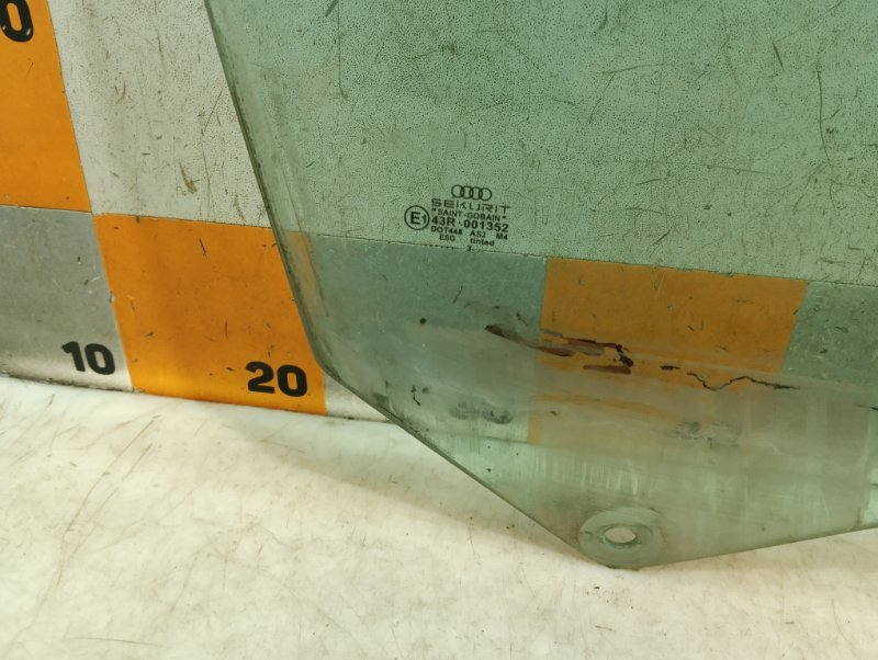 Стекло двери передней правой