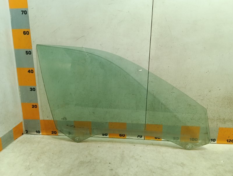 Стекло двери передней правой