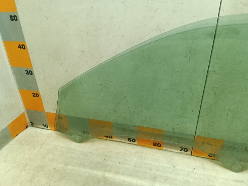 Стекло двери передней правой