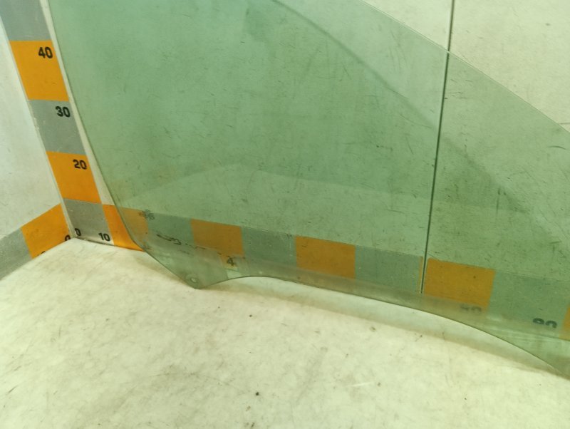 Стекло двери передней правой