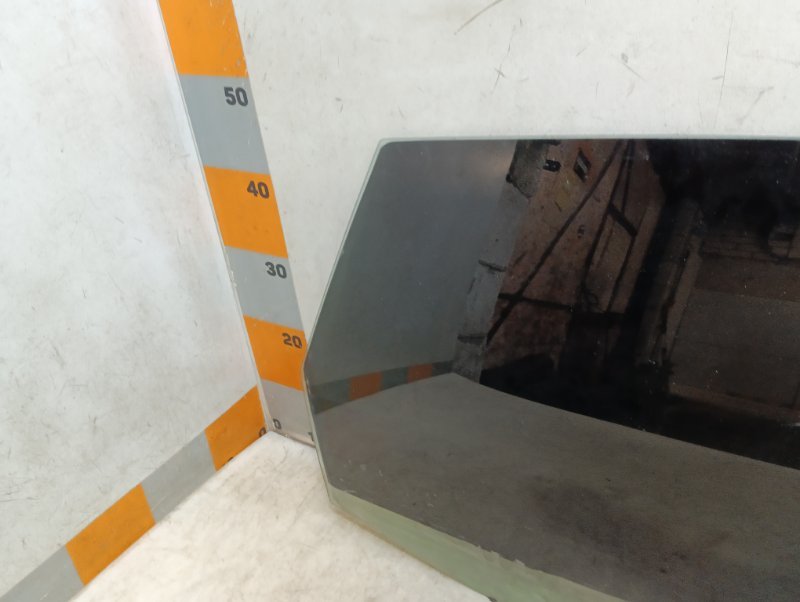 Стекло двери задней правой