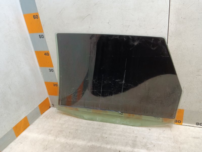 Стекло двери задней правой
