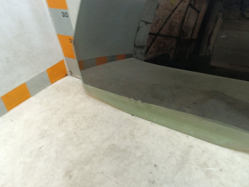 Стекло двери задней правой