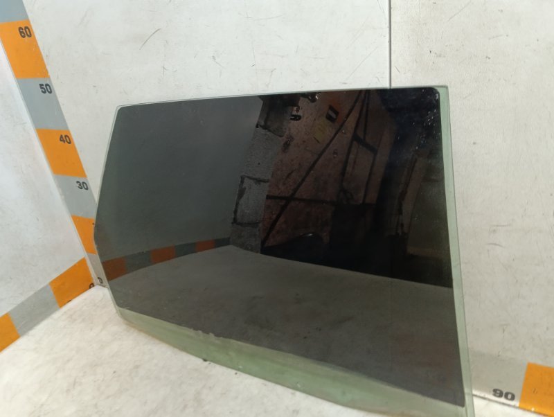 Стекло двери задней правой