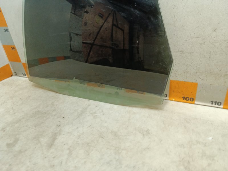 Стекло двери задней левой