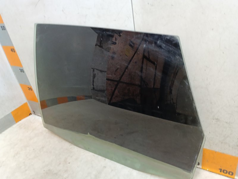 Стекло двери задней левой