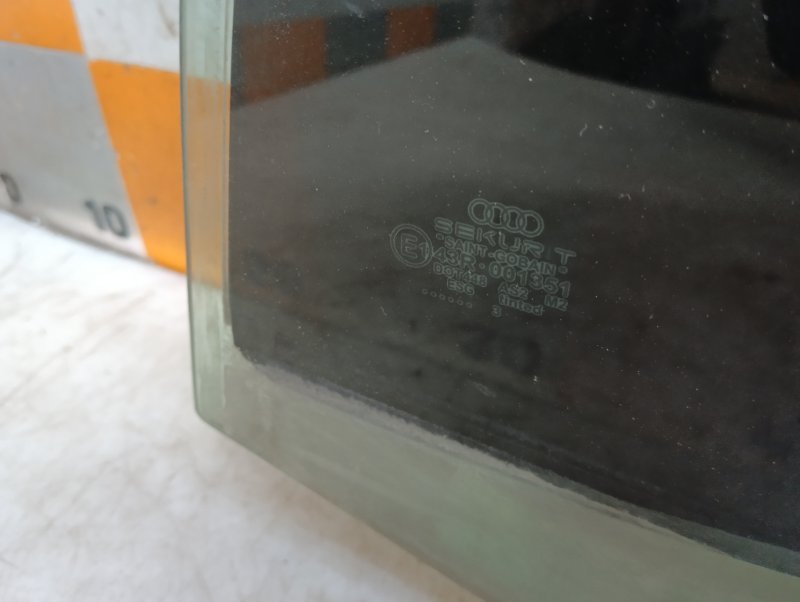 Стекло двери задней левой