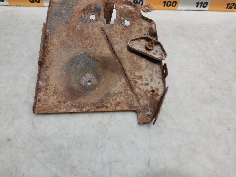 Площадка под аккумулятор (АКБ)