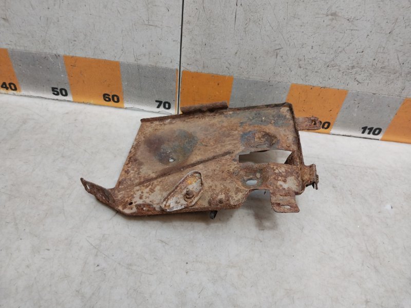 Площадка под аккумулятор (АКБ)