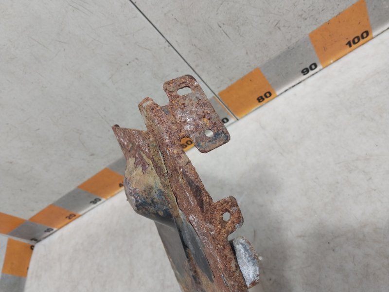 Площадка под аккумулятор (АКБ)