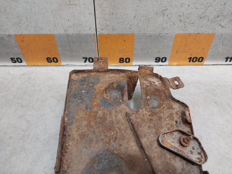 Площадка под аккумулятор (АКБ)