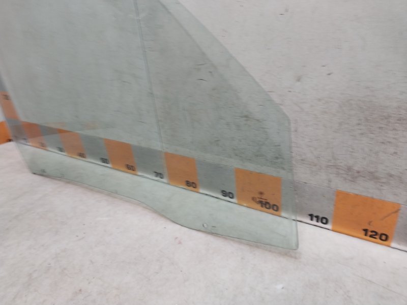 Стекло двери передней правой