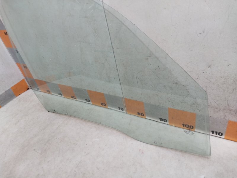 Стекло двери передней правой