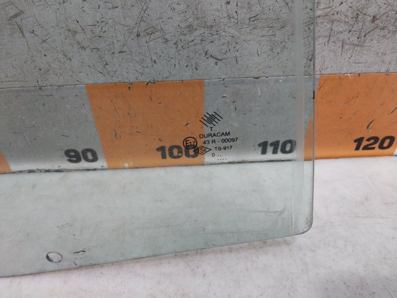 Стекло двери передней правой