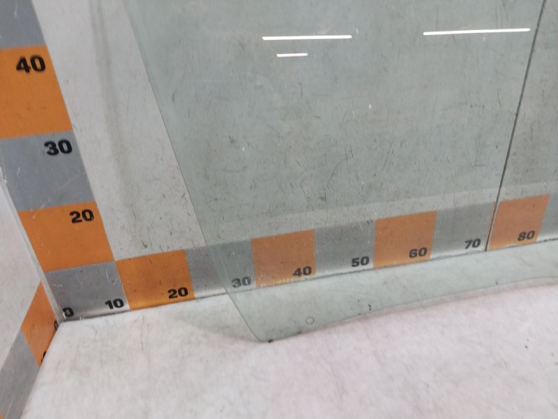 Стекло двери передней правой