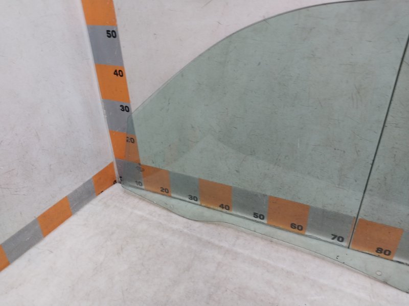 Стекло двери передней правой