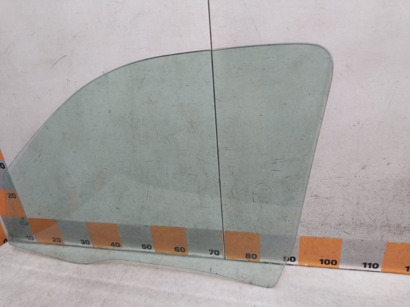 Стекло двери передней правой