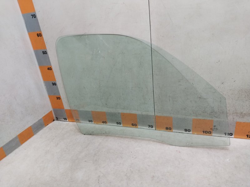 Стекло двери передней правой