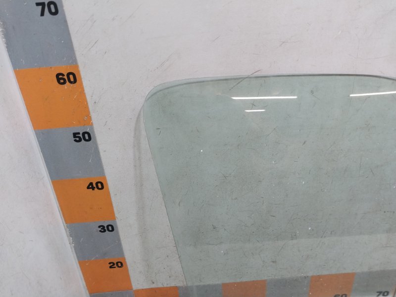 Стекло двери передней правой