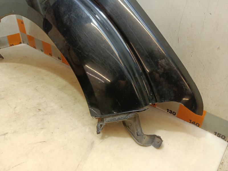 Крыло переднее правое