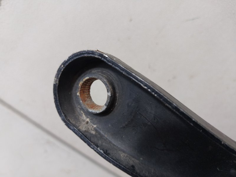 Поводок стеклоочистителя передний правый