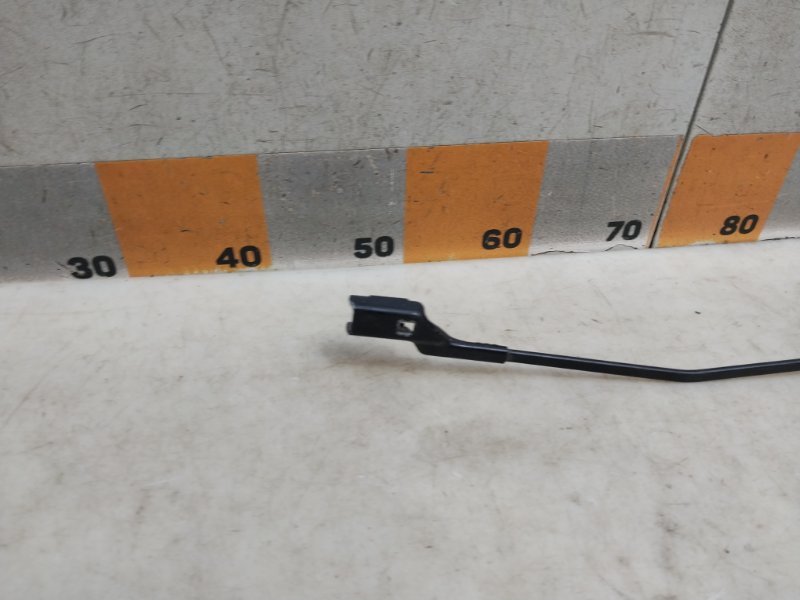 Поводок стеклоочистителя передний правый