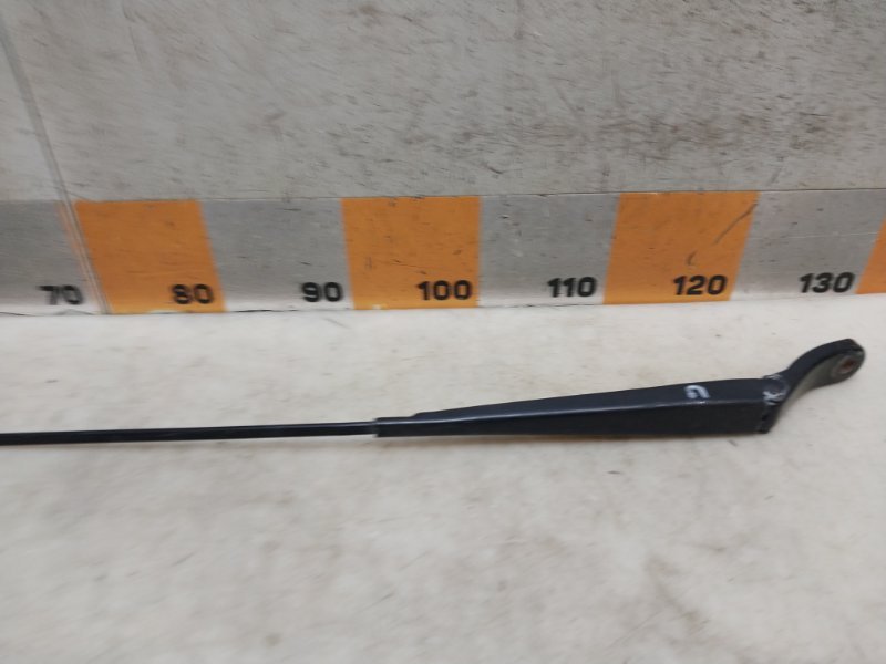 Поводок стеклоочистителя передний правый