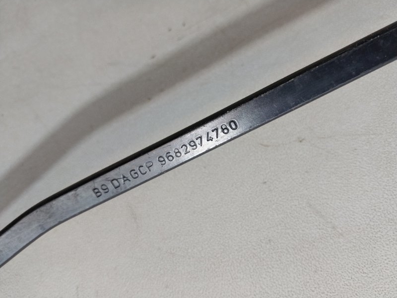 Поводок стеклоочистителя передний правый