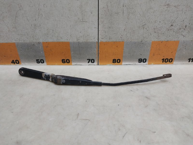 Поводок стеклоочистителя передний левый