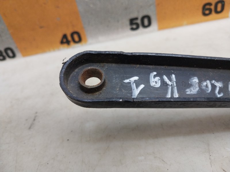 Поводок стеклоочистителя передний левый