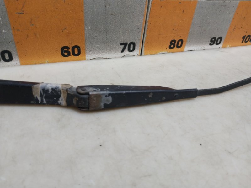 Поводок стеклоочистителя передний левый