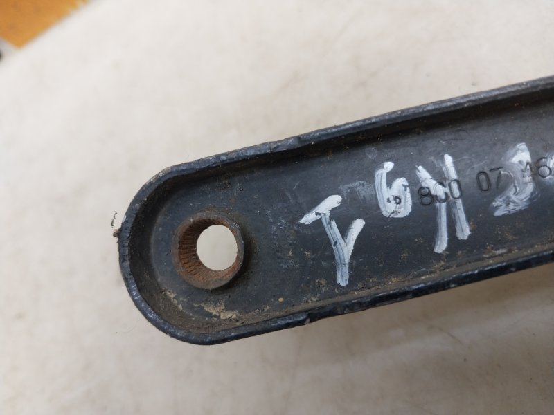 Поводок стеклоочистителя передний левый