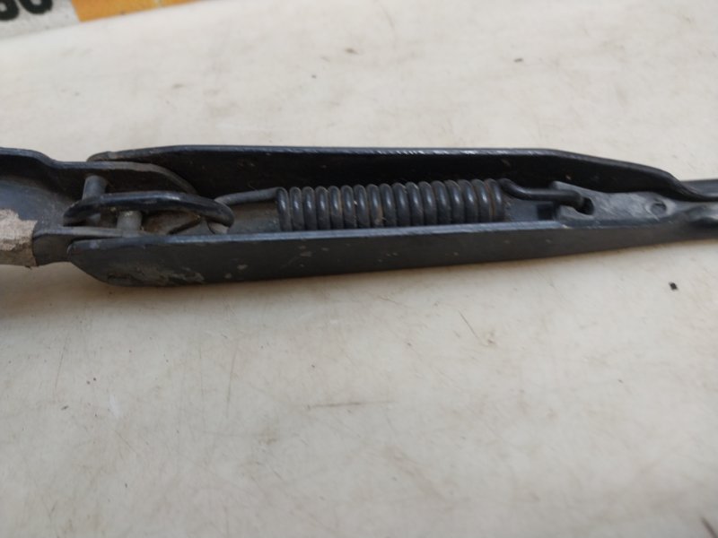 Поводок стеклоочистителя передний левый