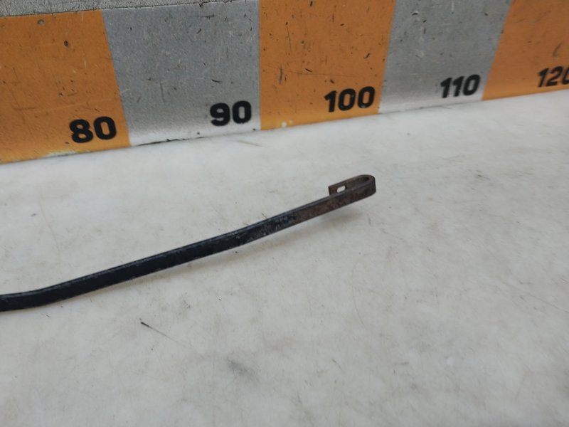 Поводок стеклоочистителя передний левый