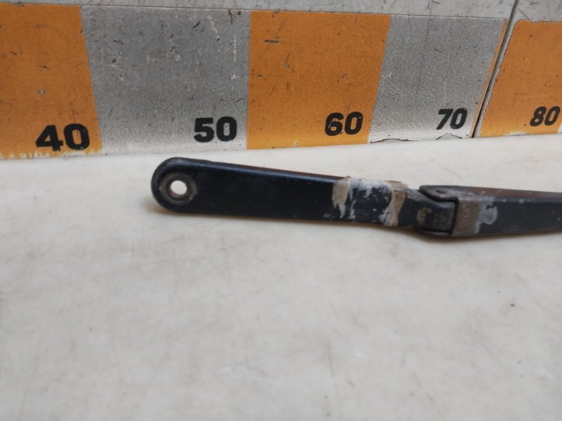 Поводок стеклоочистителя передний левый