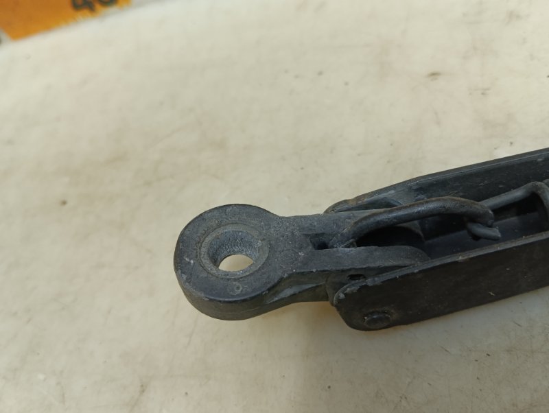 Поводок стеклоочистителя передний правый