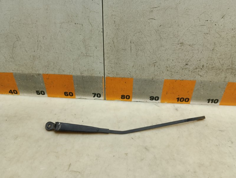 Поводок стеклоочистителя передний правый