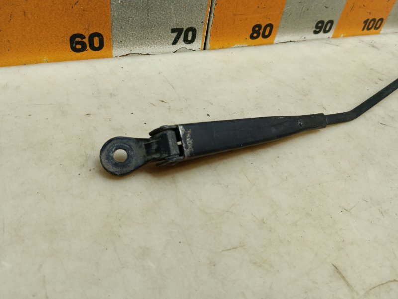 Поводок стеклоочистителя передний правый