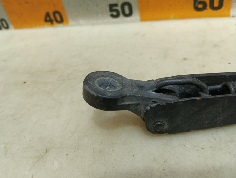 Поводок стеклоочистителя передний правый