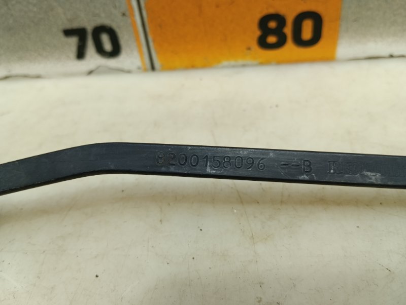 Поводок стеклоочистителя передний правый