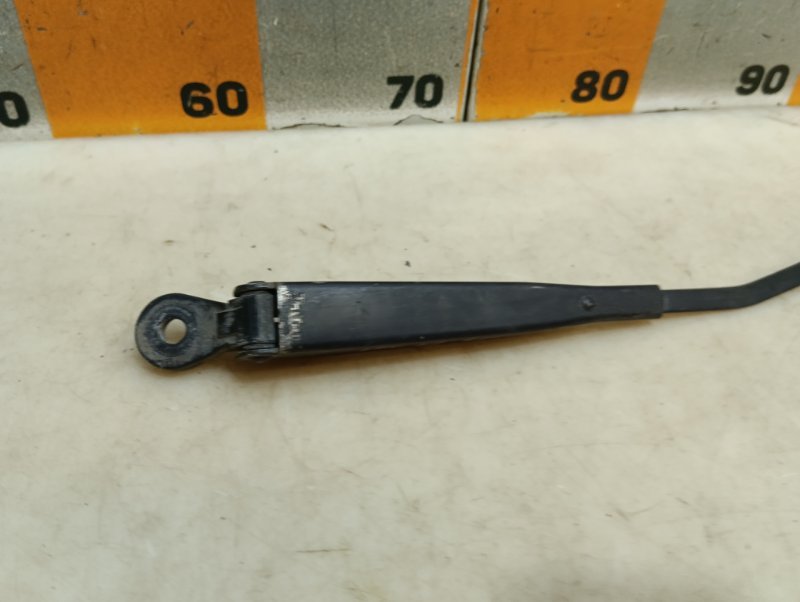 Поводок стеклоочистителя передний правый