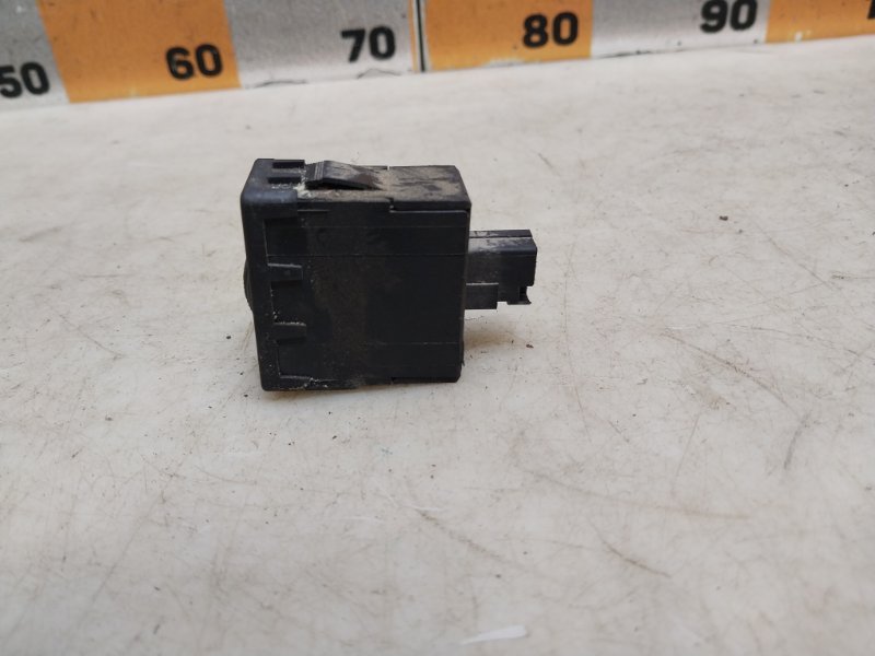 Кнопка корректора фар