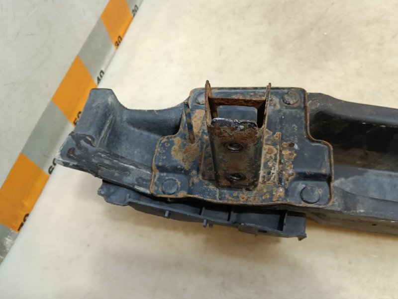 Усилитель переднего бампера