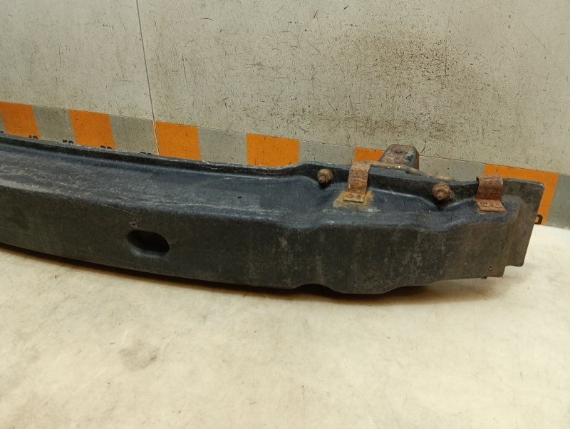 Усилитель переднего бампера