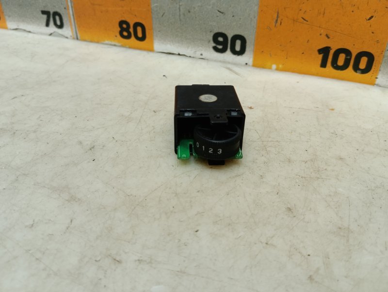 Кнопка корректора фар