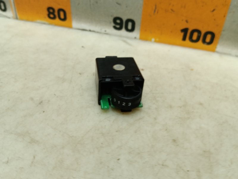 Кнопка корректора фар