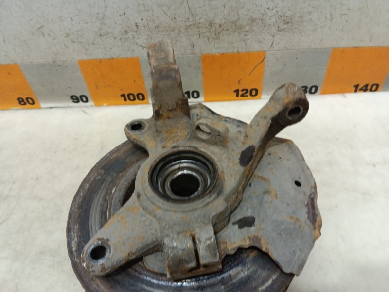 Кулак поворотный передний правый