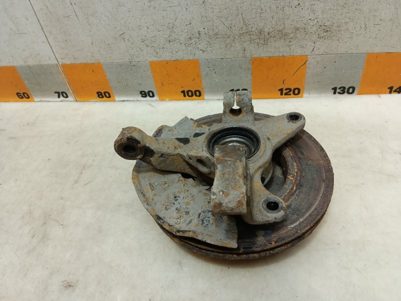 Кулак поворотный передний правый