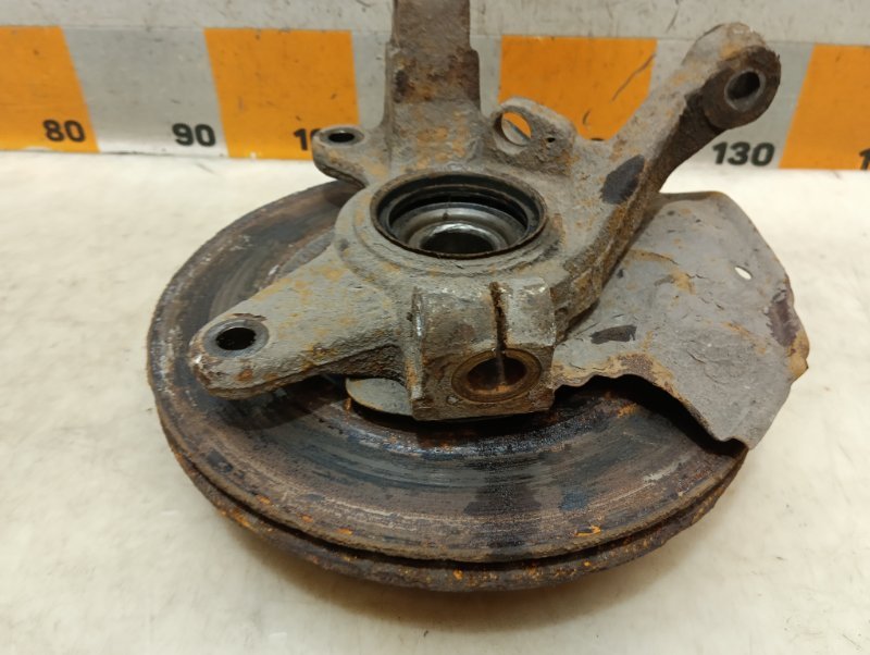 Кулак поворотный передний правый